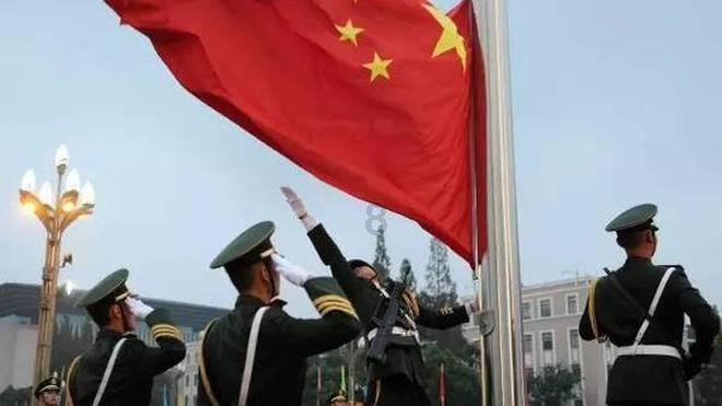 关于三只松鼠广告使用红领巾被指违法一事，三只松鼠是如何回应的？